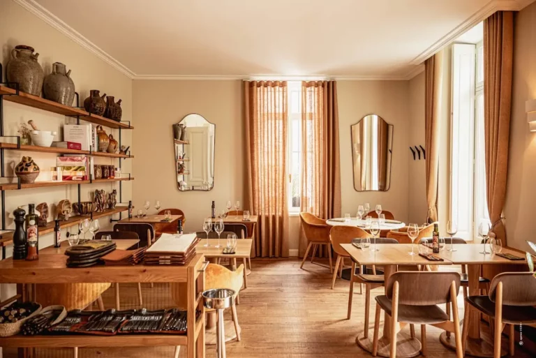 Les Halles de Narbonne : Le Cœur Gourmand de la Ville à Deux Pas de l'Hôtel