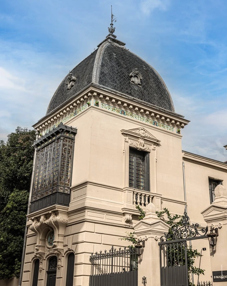 La coupole — signature de l'architecte Léopold Carlier