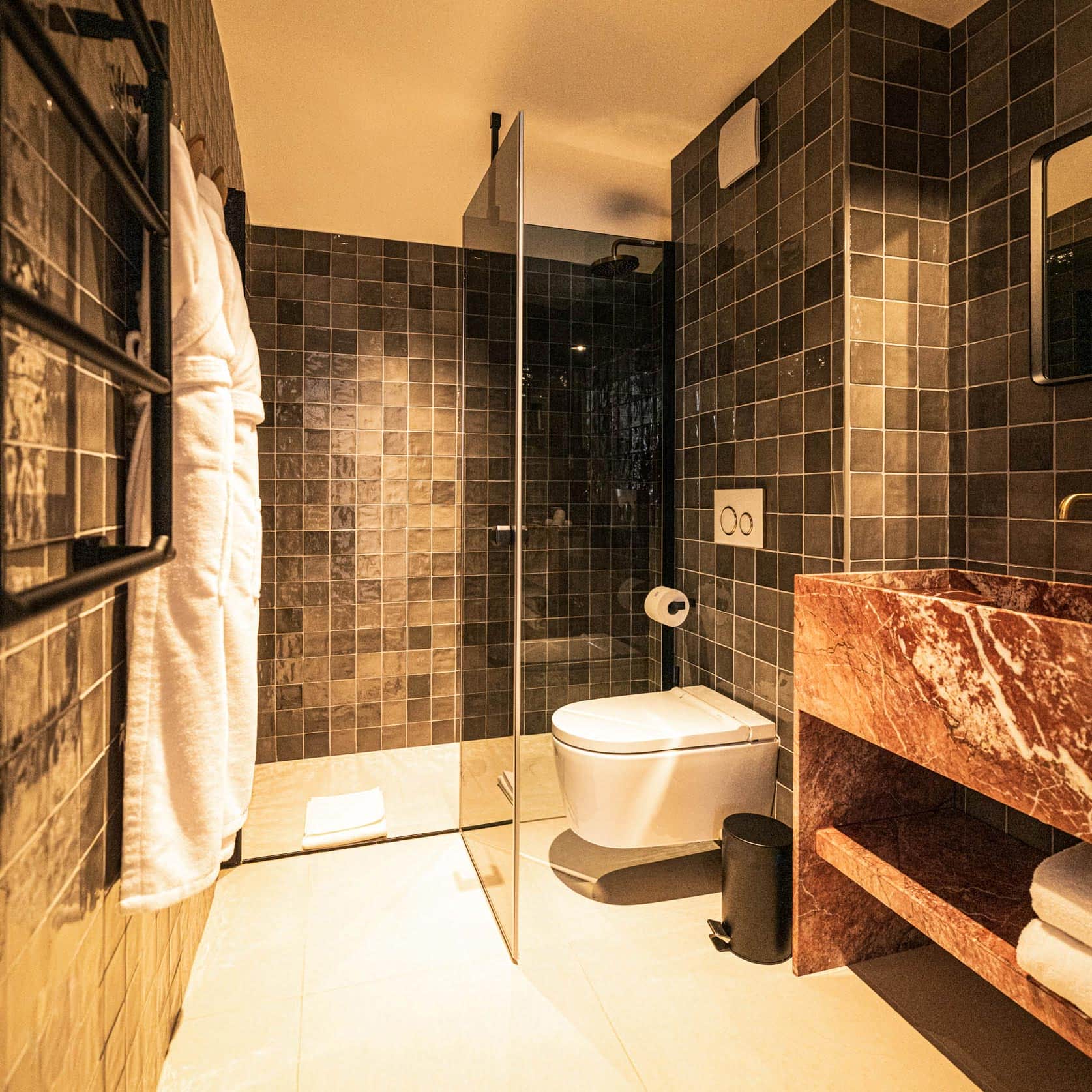 Salle de bain avec toilette et douche, Chambre la Tour, Hôtel Le Mosaïque.