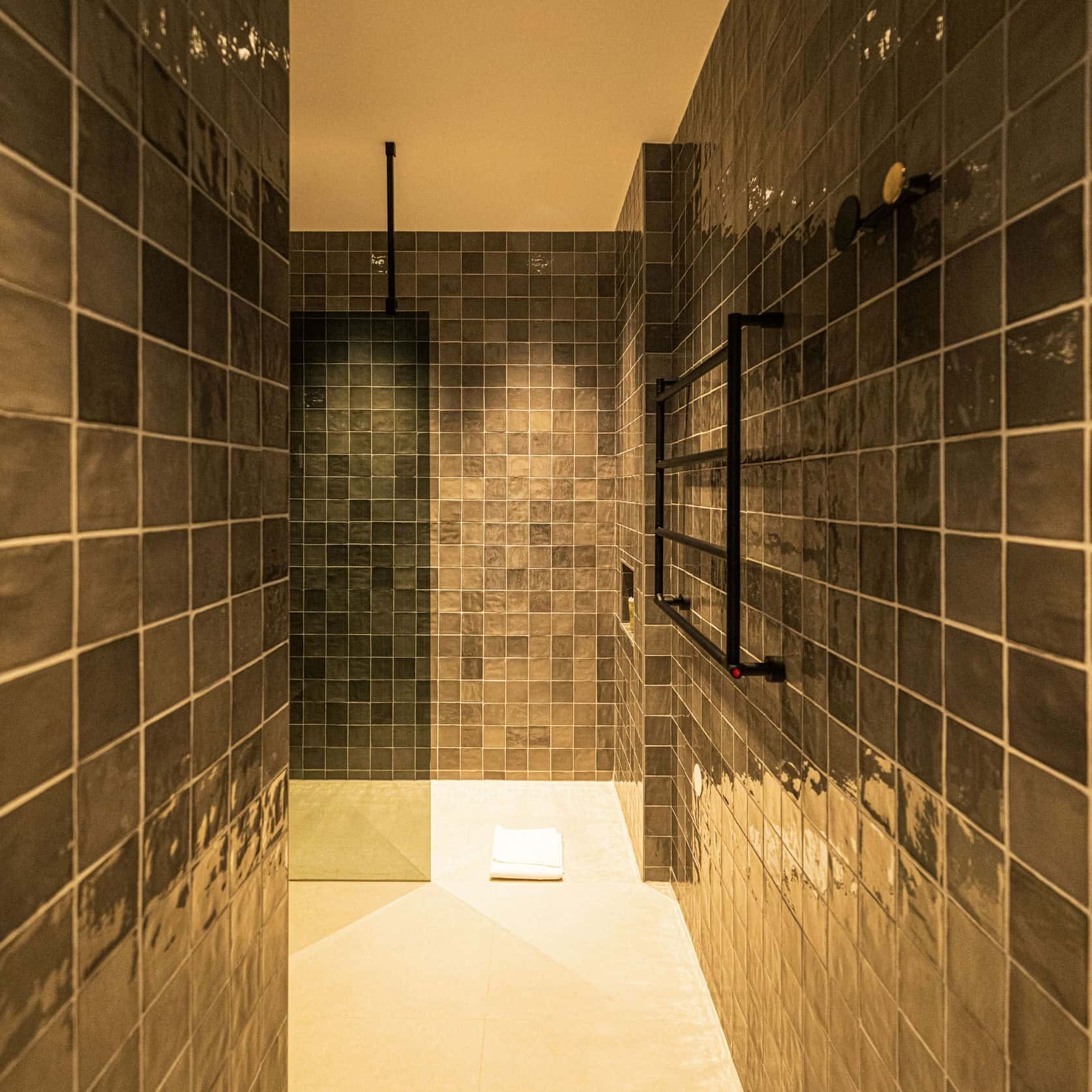 Salle de bain avec douche moderne dans suite de l'Hôtel Le Mosaïque, Narbonne.