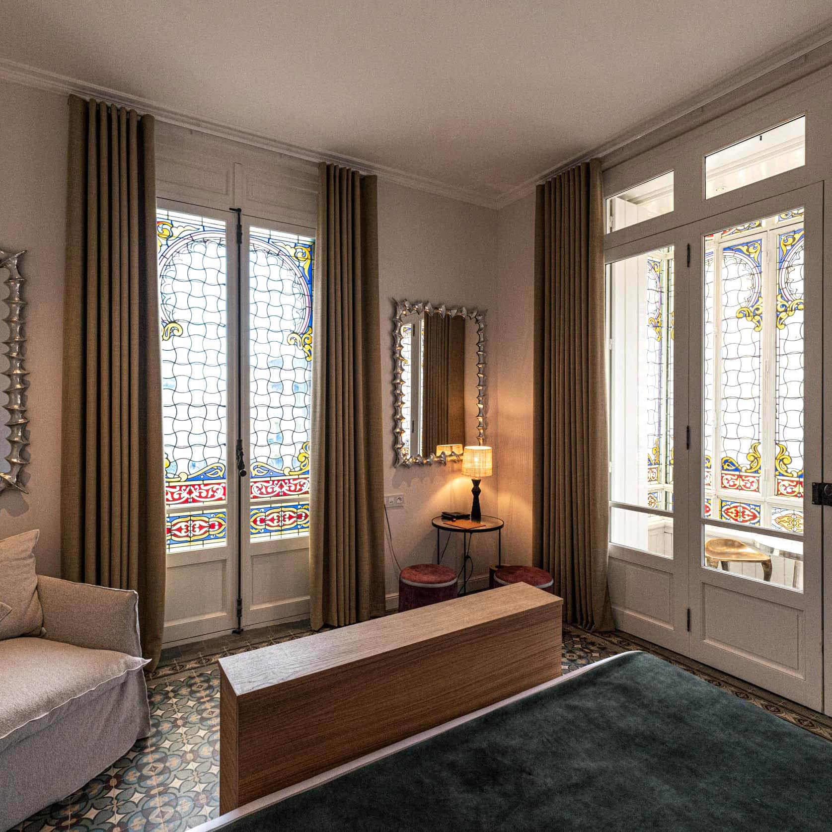 Suite Junior spacieuse et accueillante à l'Hôtel Le Mosaïque, Narbonne.