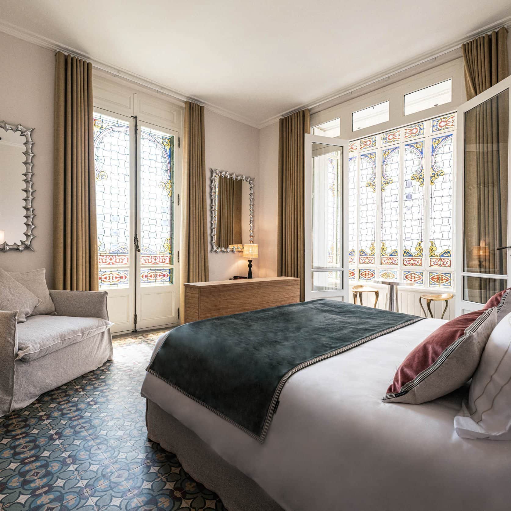 Vue complète de la luxueuse Suite Junior à l'Hôtel Le Mosaïque, Narbonne.