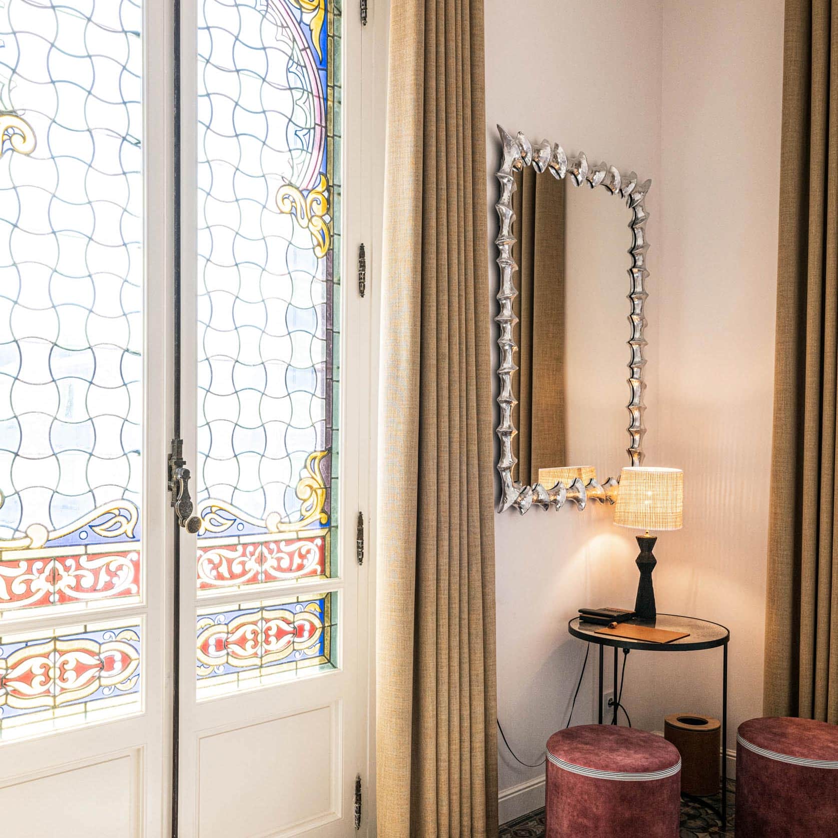Détail porte et miroir, Suite Junior à l'Hôtel Le Mosaïque, Narbonne.