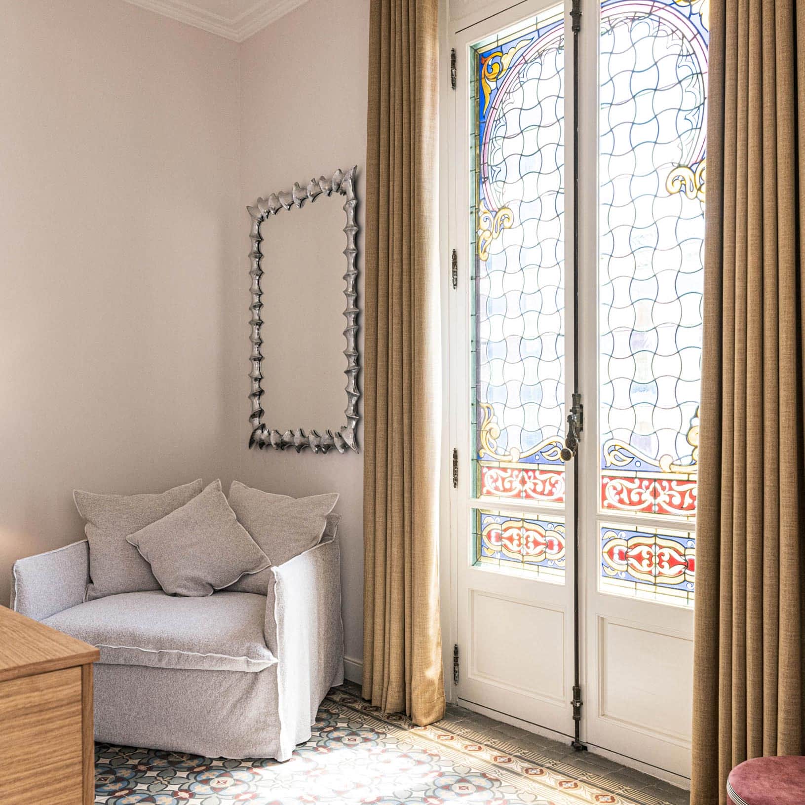 Porte, sofa et miroir, Suite Junior à l'Hôtel Le Mosaïque, Narbonne.