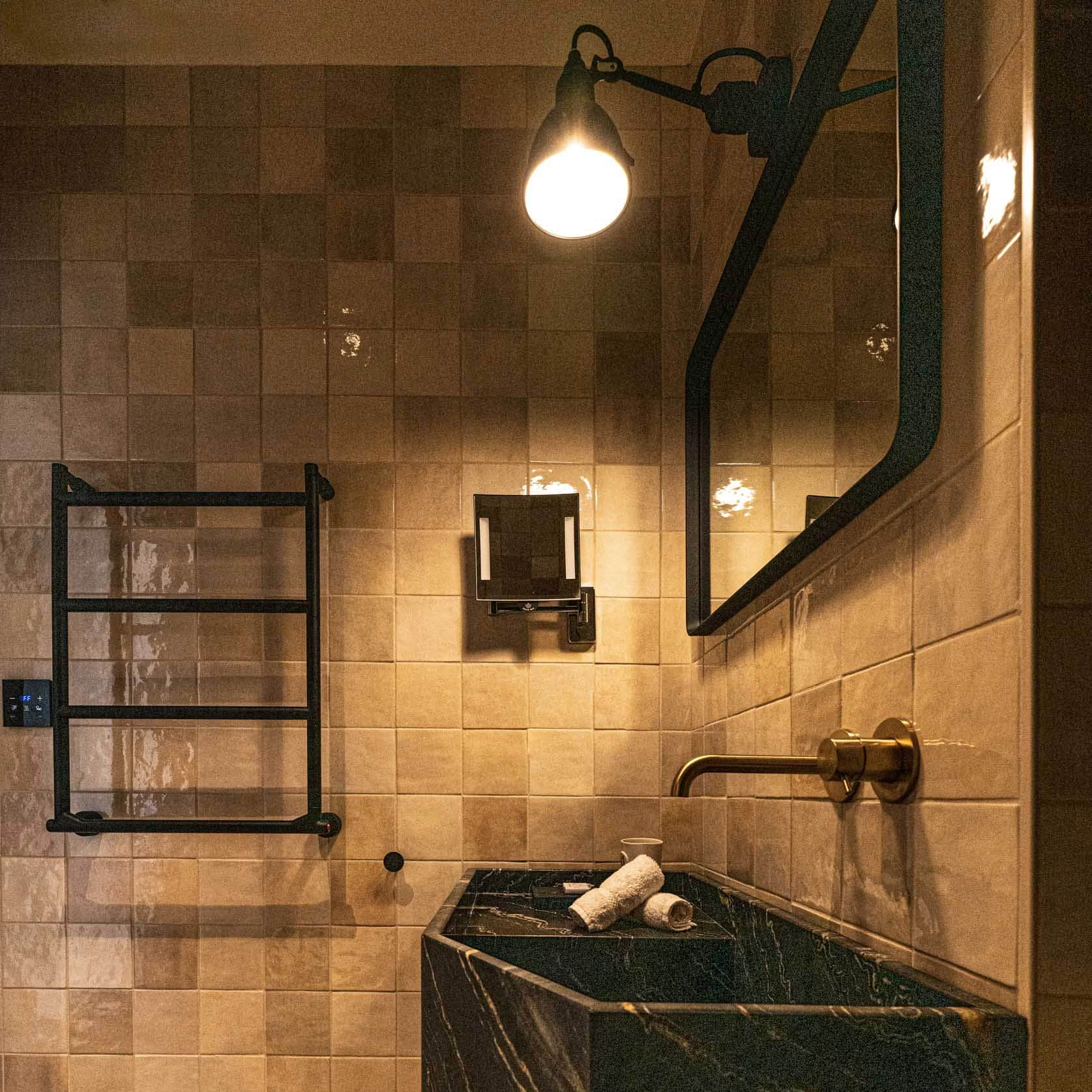 Vue côté salle de bain avec miroir et lavabo, Suite Junior, Hôtel Le Mosaïque.